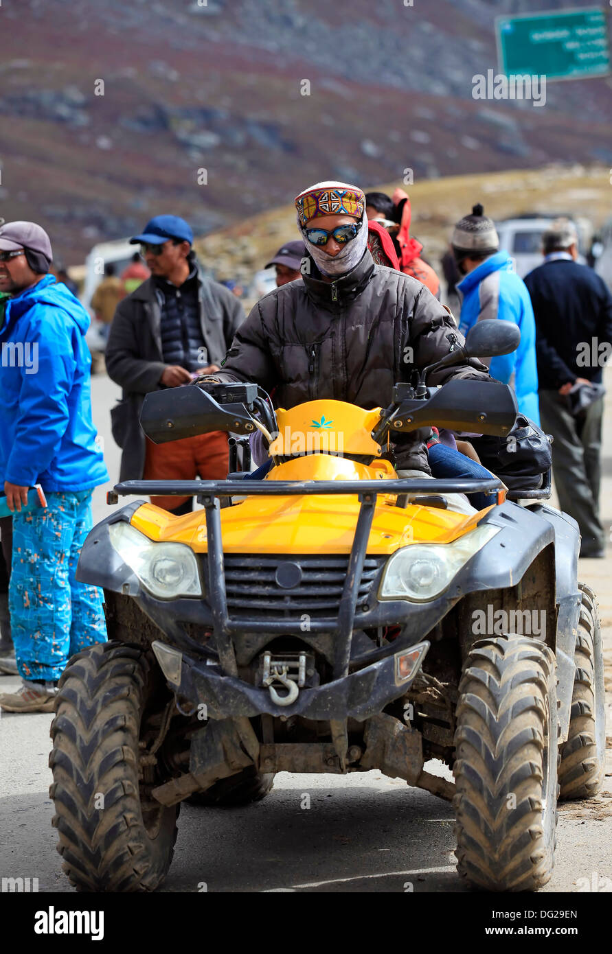 Off-Road-Fahrzeug, Motorrad, Reiten, Landfahrzeug, Extremsport, Ländliches Motiv, Abenteuer, Transport, Indien Menschen, Rohtang Pass Stockfoto