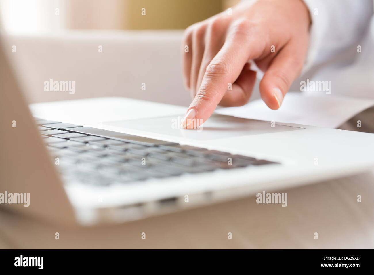 Frau Finger Tastatur Computertisch Stockfoto
