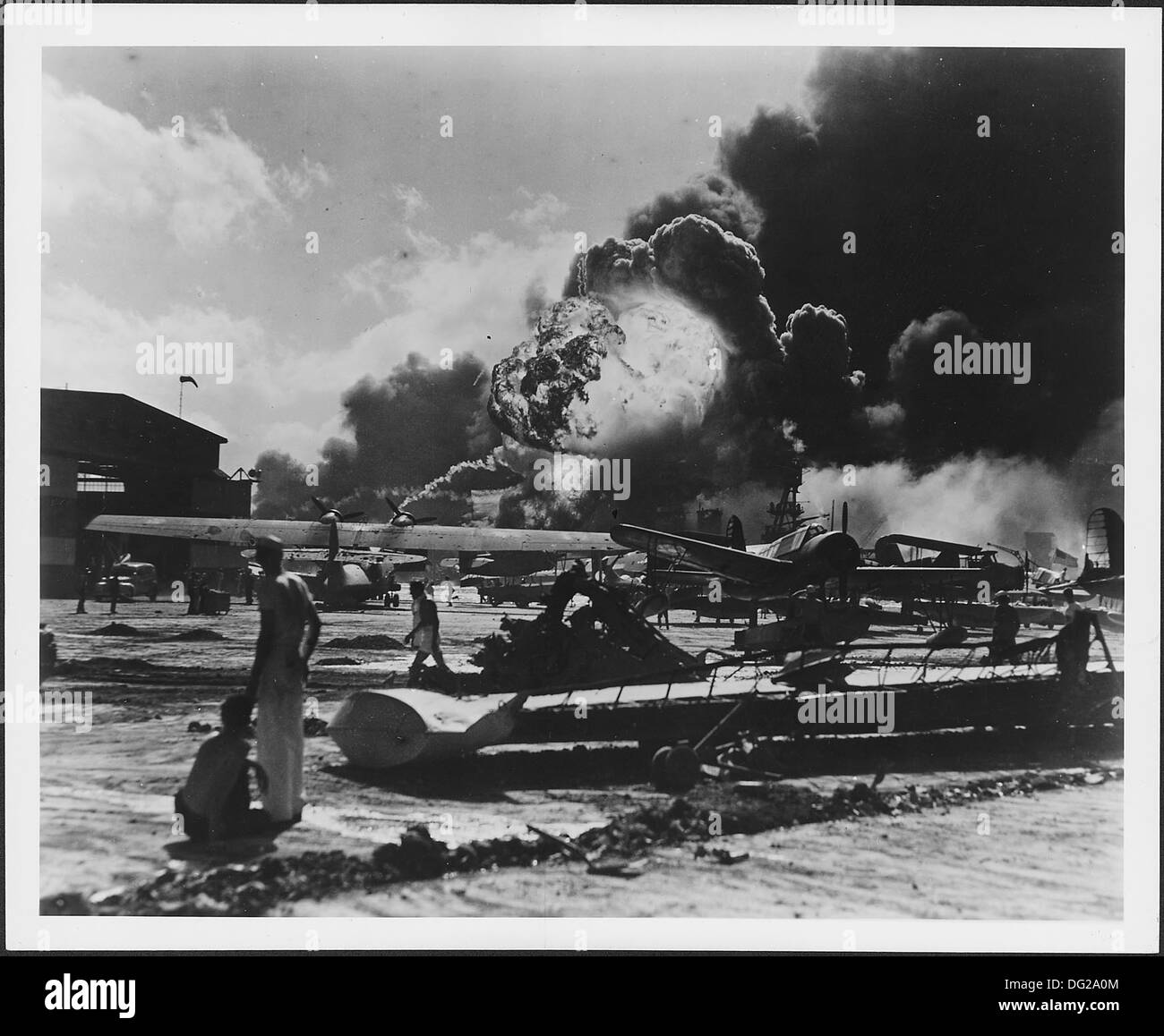 Foto von den Trümmern übersäte Naval Air Station in Pearl Harbor nach dem japanischen Angriff 306541 Stockfoto