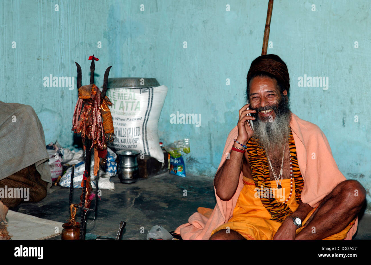 Sadhu - indischen Heiligen-Mann mit Handy Stockfoto