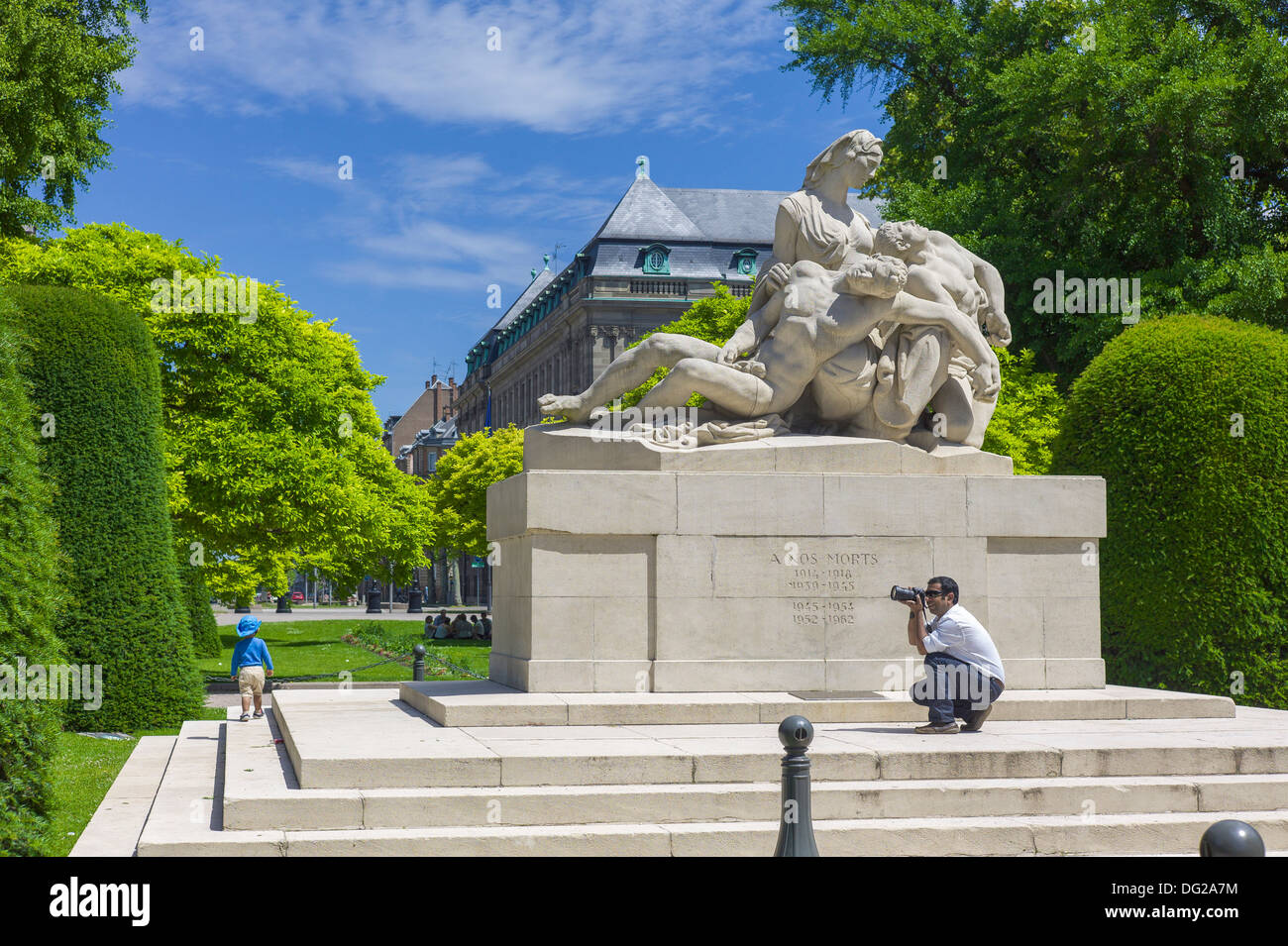 Mann die Bilder am Kriegerdenkmal, Place de la République, Neustadt, Straßburg, Elsass, Frankreich, Europa, Stockfoto