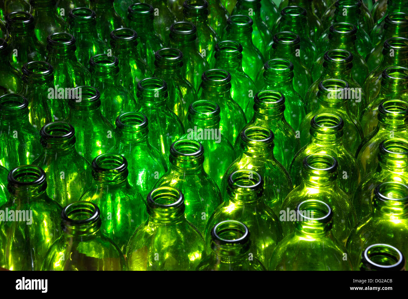 Leere grüne Bierflaschen Stockfoto