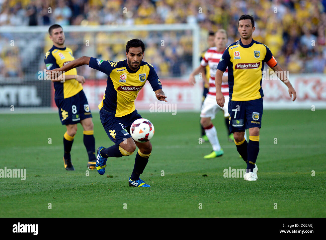 Gosford, Australien. 12. Oktober 2013. Mariners argentinischen vorwärts Marcos Flores in Aktion während der Hyundai A-League-Spiel zwischen Central Coast Mariners und Western Sydney FC aus der Blauzungenkrankheit-Stadion. Das Ergebnis war ein 1: 1-Unentschieden. Bildnachweis: Aktion Plus Sport/Alamy Live-Nachrichten Stockfoto