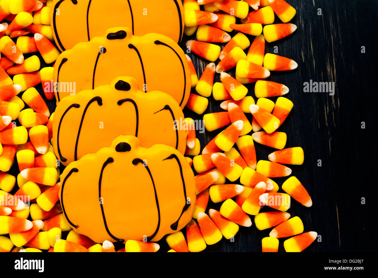Butterkekse mit orange Zuckerguss geformt wie einen Kürbis. Stockfoto