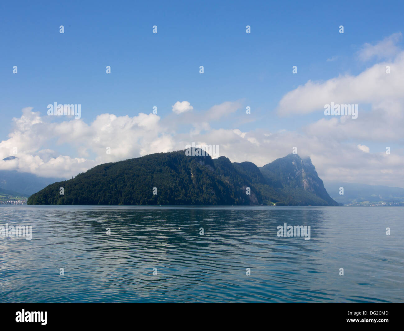 Schifffahrt auf dem Vierwaldstättersee Schweiz blau und sonnig mit dem Berg Bürgenstock dominierenden Höhe 1'127 Meter Stockfoto