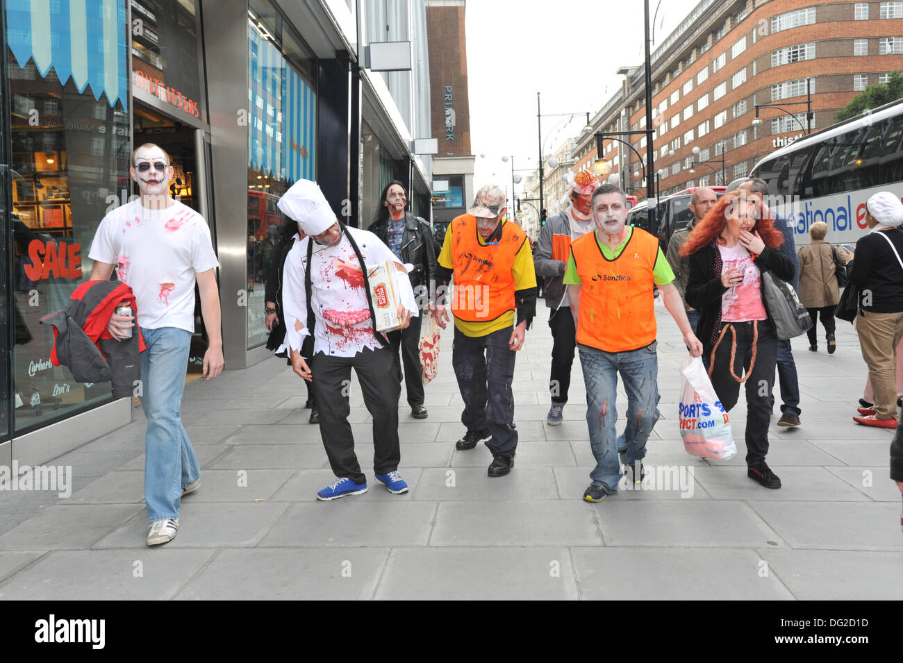 Oxford Street, London, UK. 12. Oktober 2013. Zombies beginnen ihren Spaziergang durch die Londoner. Bildnachweis: Matthew Chattle/Alamy Live-Nachrichten Stockfoto