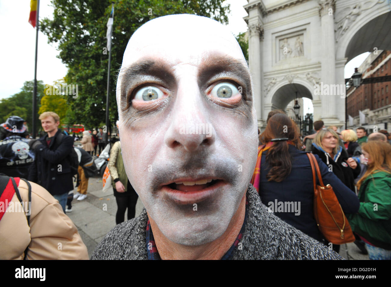 Marble Arch, London, UK. 12. Oktober 2013. Zombies aller Art sammeln sich vor ihren Spaziergang durch die Londoner am Marble Arch. Bildnachweis: Matthew Chattle/Alamy Live-Nachrichten Stockfoto
