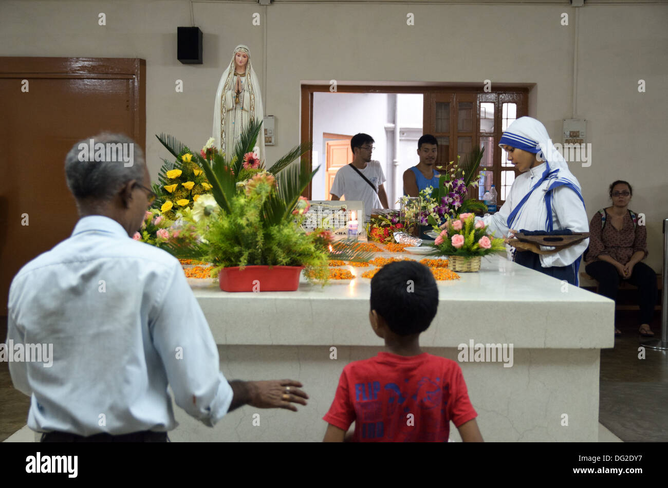 Besucher, die beten auf dem Grab der Mutter Teresa im Mutterhaus, Kolkata, Indien Stockfoto