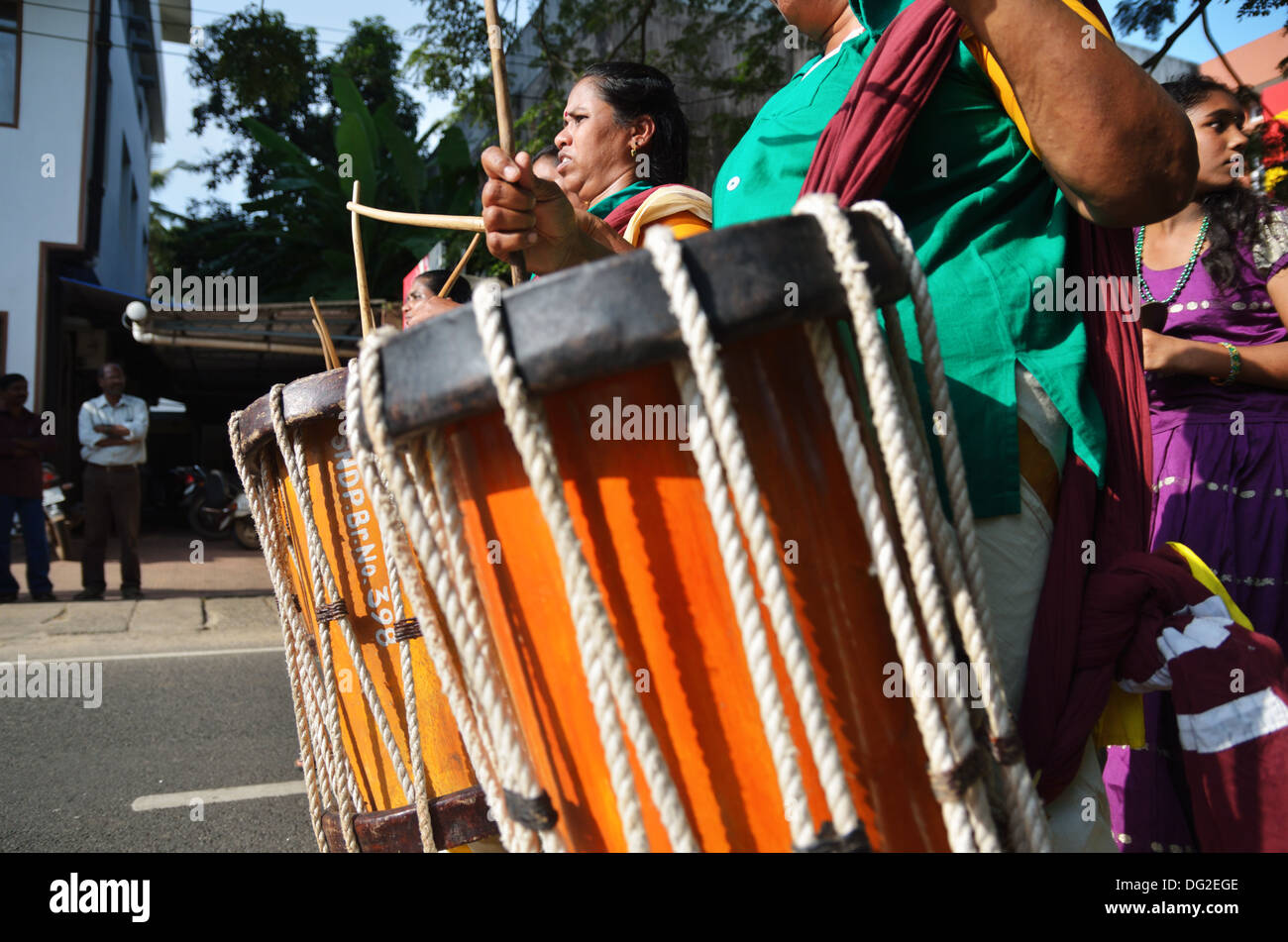 Weibliche Trommler führenden Prozession auf dem hinduistischen Festival in Kerala, Indien Stockfoto