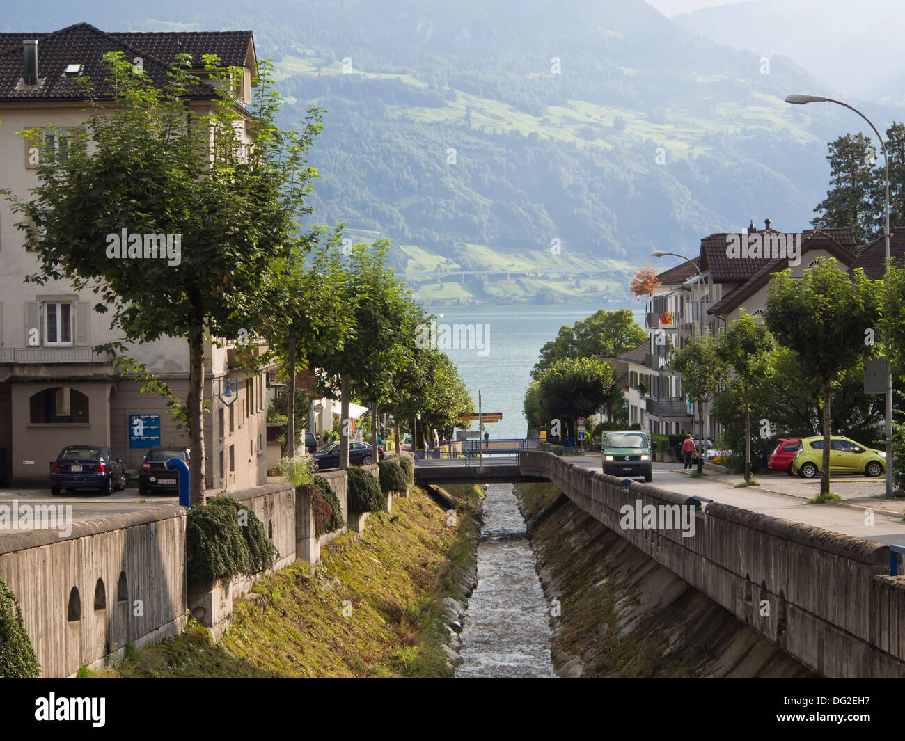 Gersau am Vierwaldstättersee Schweiz, Stadt Zentrum Bach und See anzeigen Stockfoto