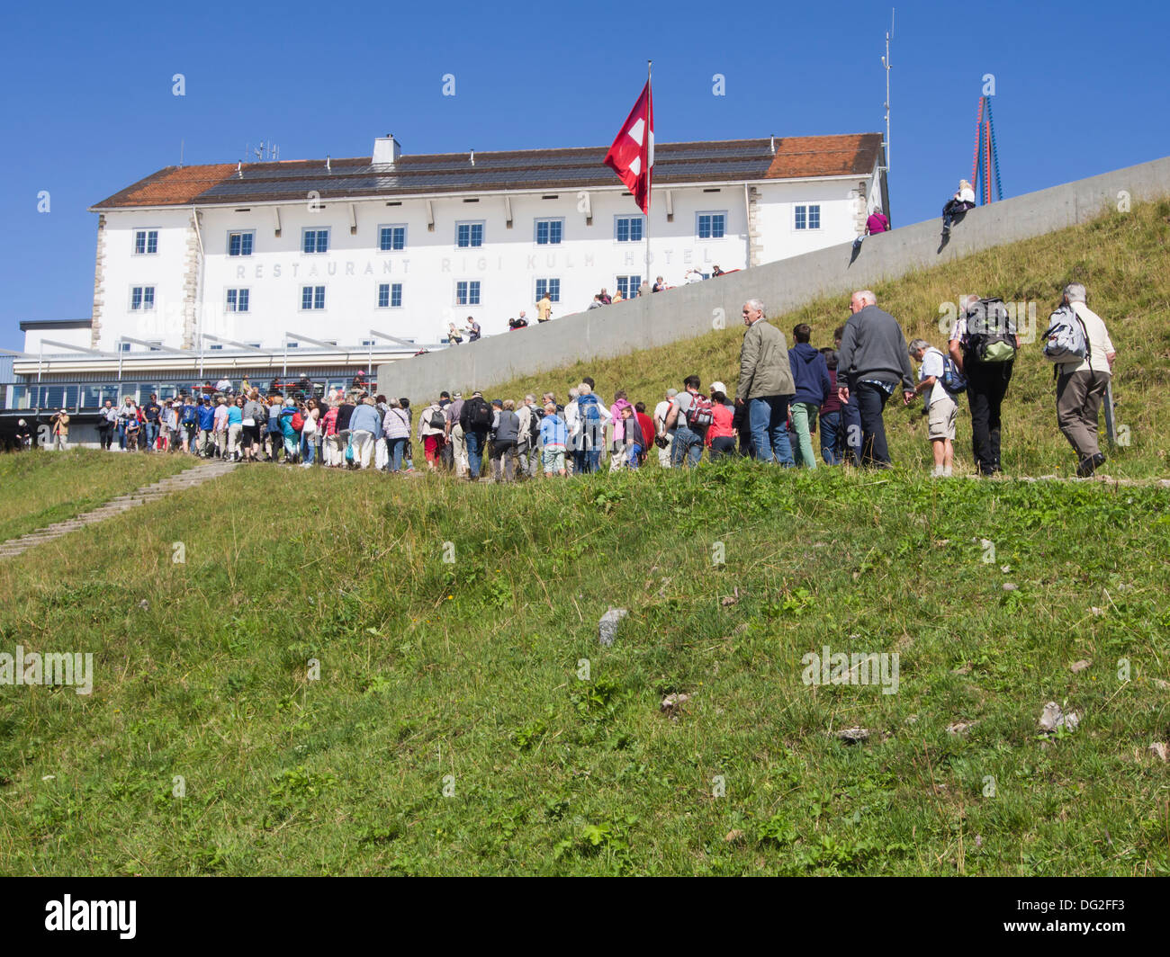 Rigi Kulm Hotel und Restaurant an der Spitze der Rigi Berg der Schweiz, Masse der Touristen vom Bahnhof aufsteigend Stockfoto