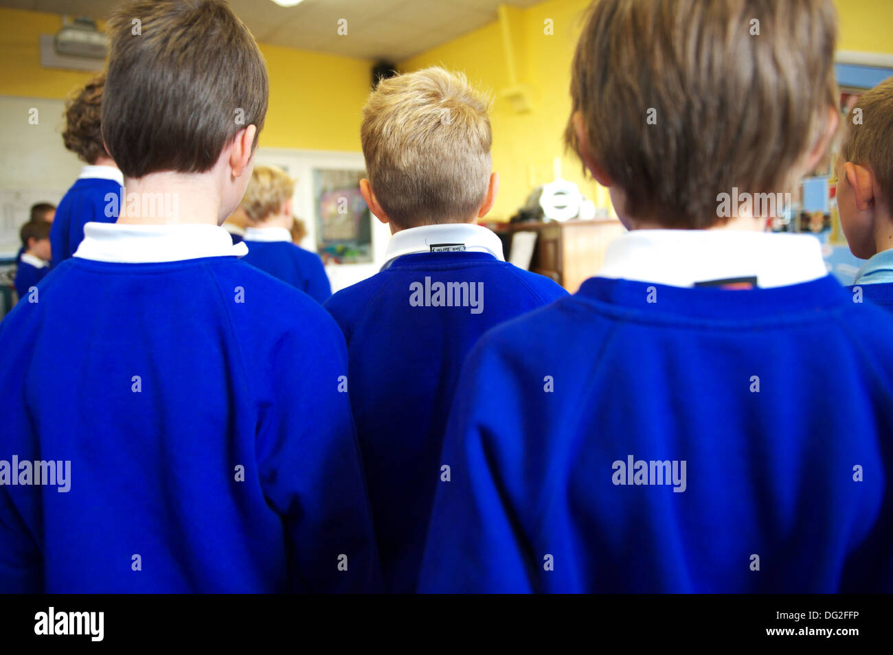 Schülerinnen und Schüler in einer kleinen englischen Grundschule Stockfoto