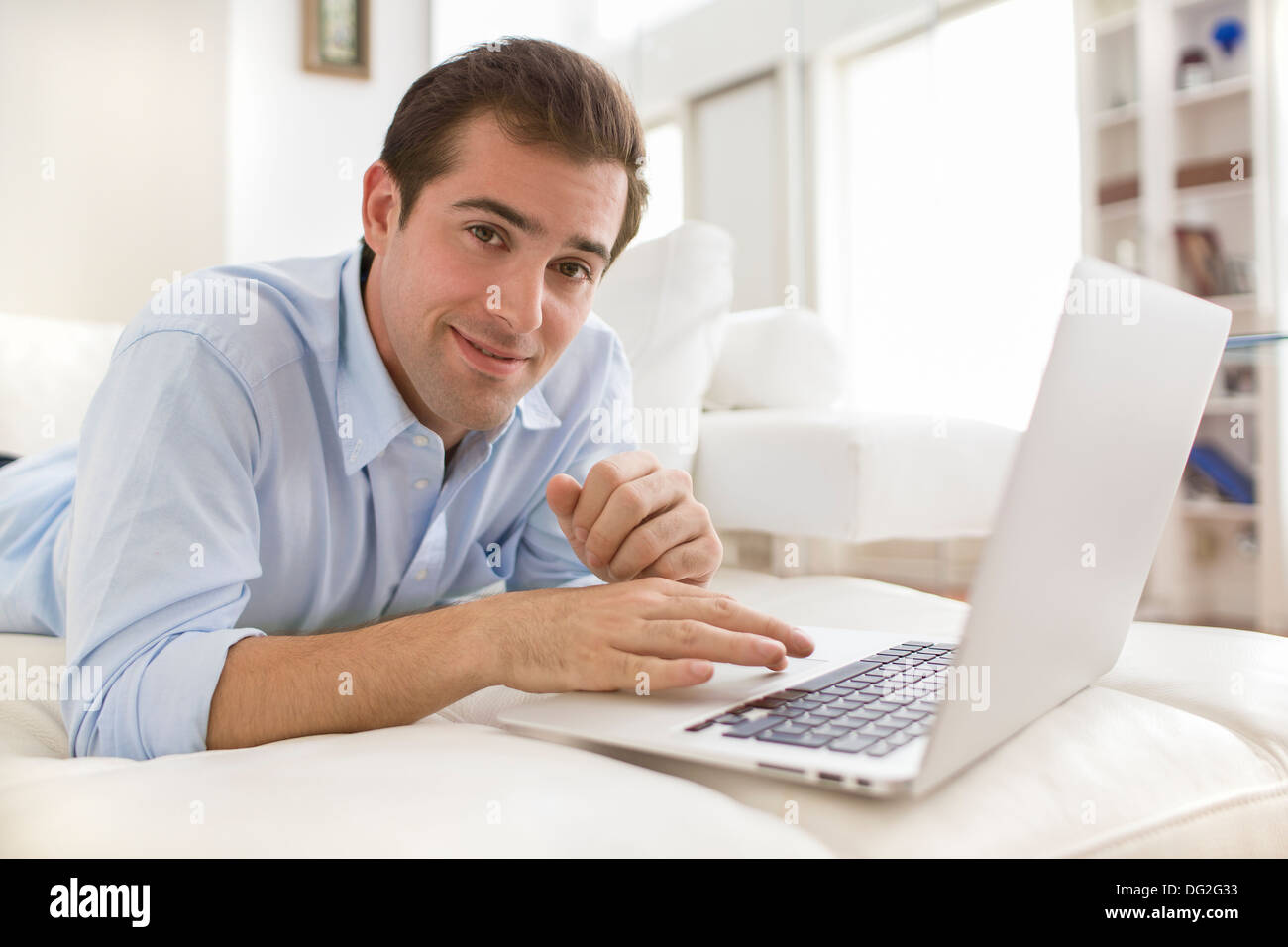 Männliche indoor Computer Surf Internet Online-mail Stockfoto