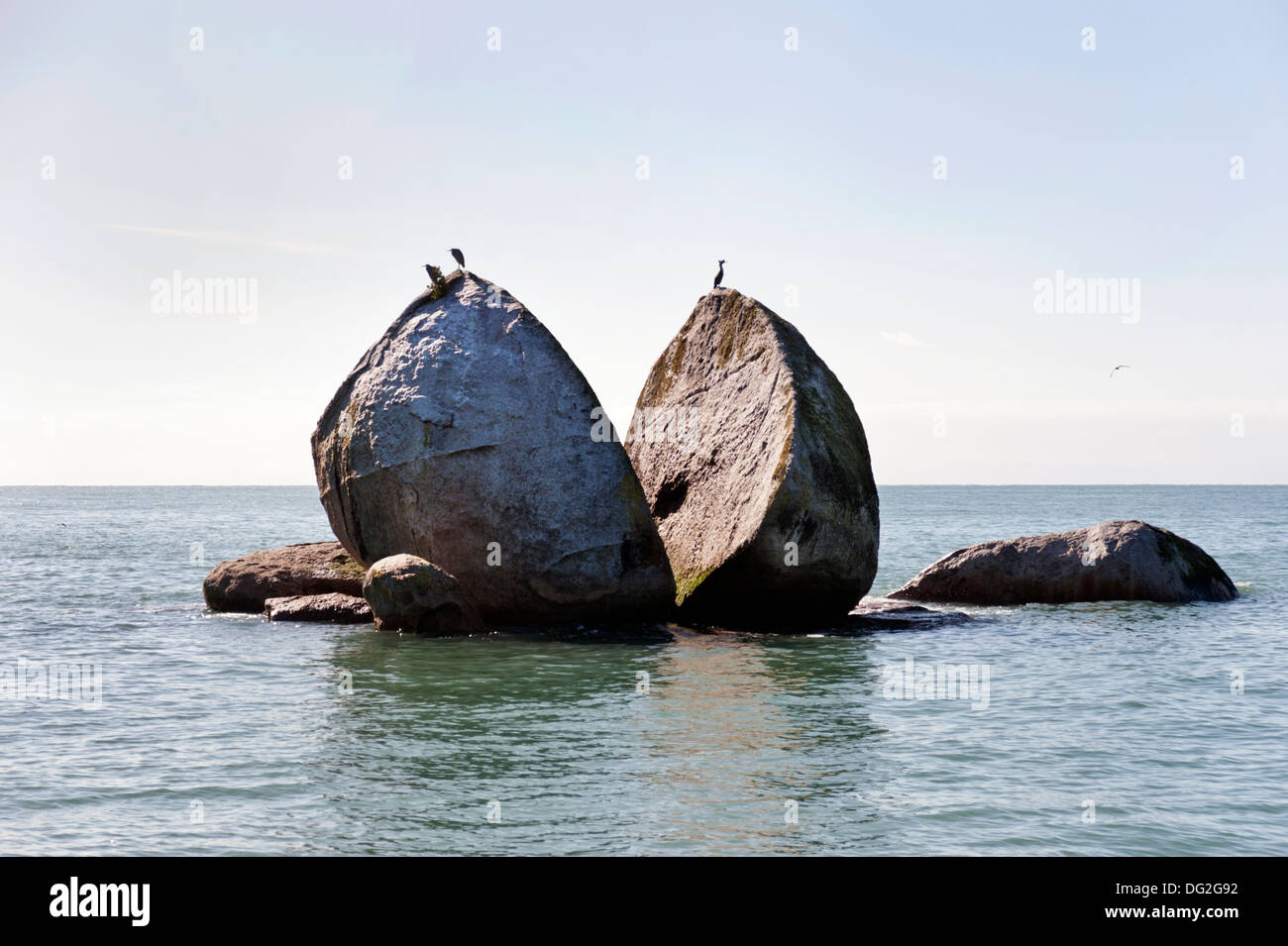 Neuseeland. Split Apple Rock, Abel Tasman Nationalpark, Südinsel. Stockfoto