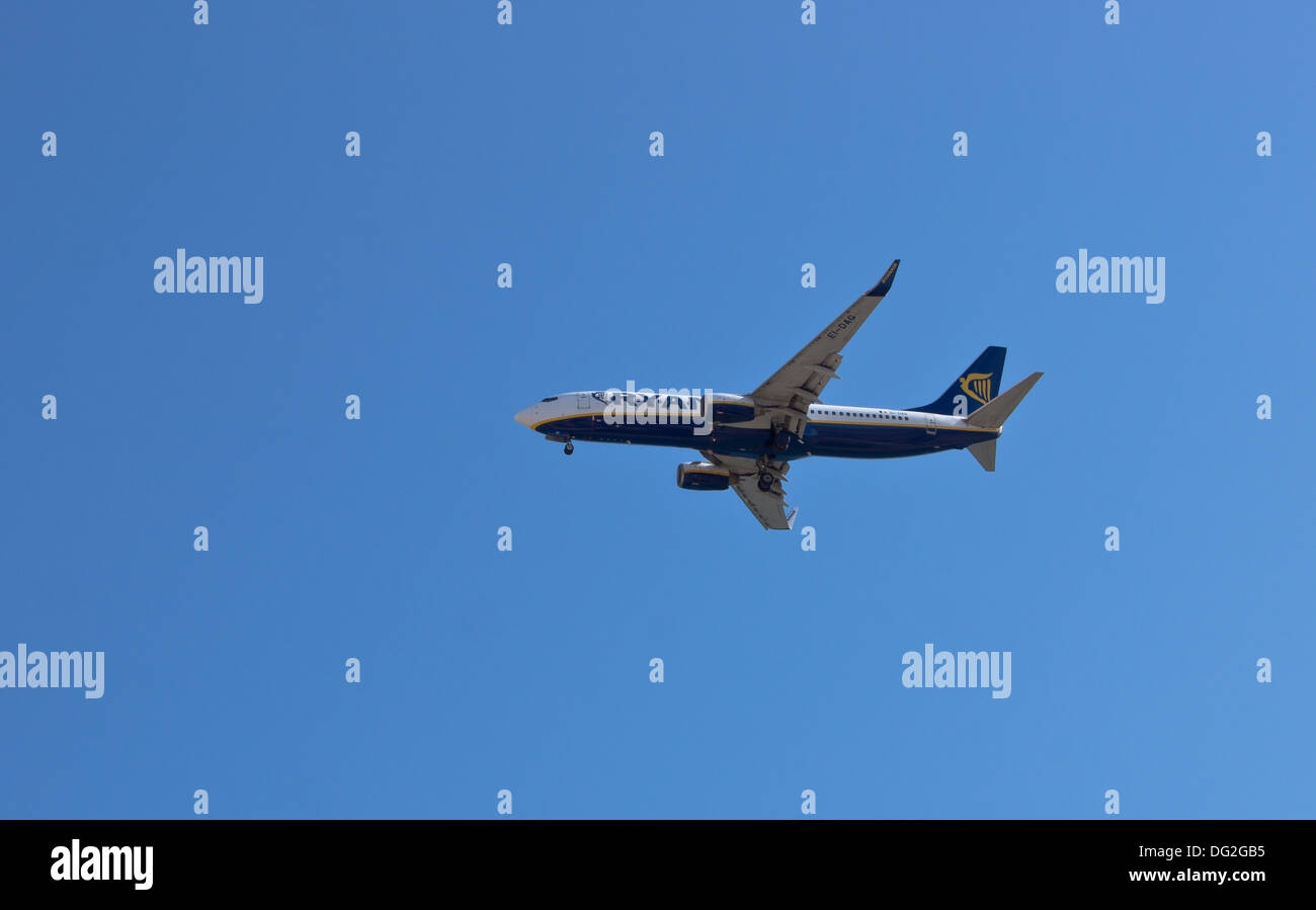 Ein Ryanair Jet-Flugzeug im Flug mit blauem Himmel als Hintergrund Stockfoto