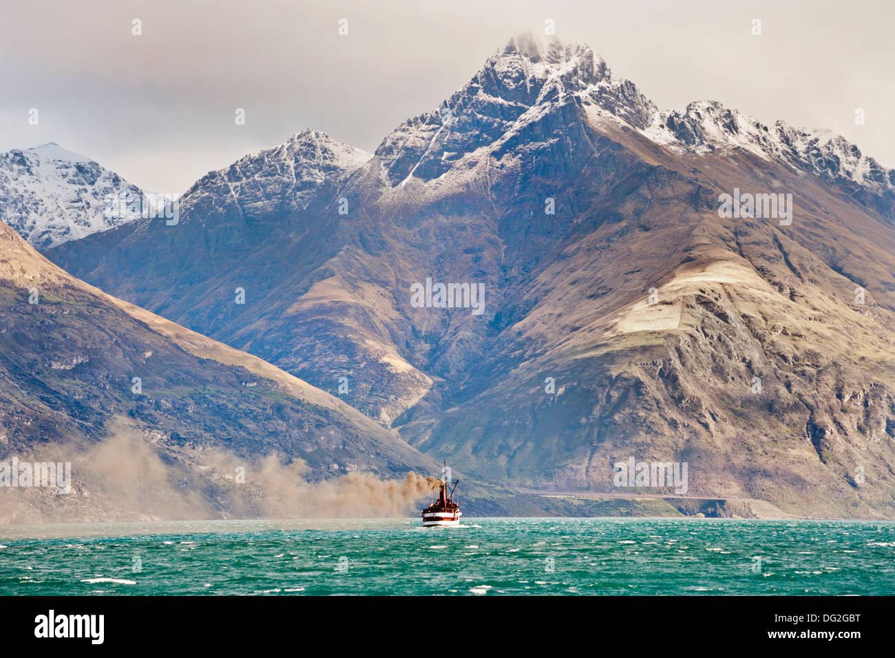Queenstown, Südinsel, Neuseeland. Das Vergnügen Dampfschiff TSS Earnslaw über den Lake Wakatipu, gegen eine Bergkulisse Stockfoto