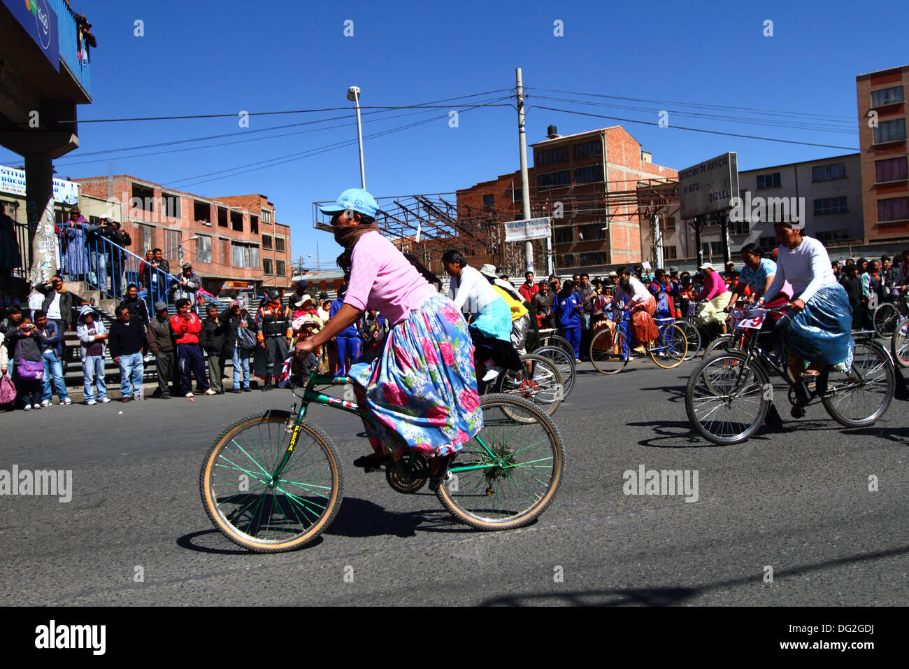 El Alto, Bolivien. 12. Oktober 2013.  Wettbewerber kurz nach dem Start von einem Cholitas Radrennen für indigene Aymara Frauen. Das Rennen findet auf einer Höhe von etwas mehr als 4.000 m entlang der Hauptstraßen in der Stadt El Alto (oberhalb der Hauptstadt La Paz) für bolivianische Womens Tag wurde gestern Freitag, den 11. Oktober statt. Bildnachweis: James Brunker / Alamy Live News Stockfoto