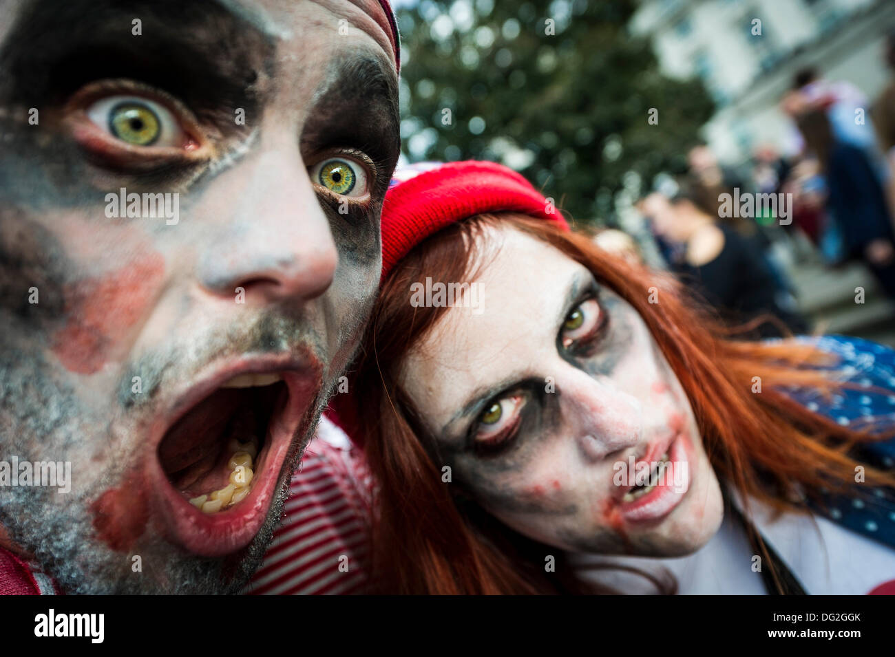 12. Oktober 2013 zwei Teilnehmer an der jährlichen Zombie Invasion of London.  Fotograf: Gordon Scammell/Alamy Live-Nachrichten Stockfoto