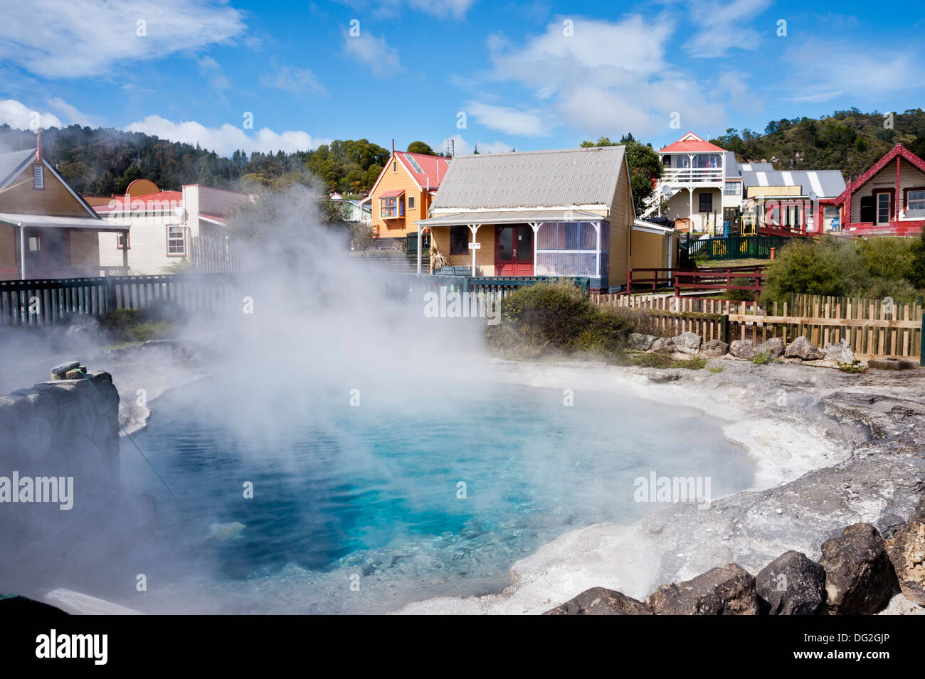 Rotorua, Nordinsel, Neuseeland. Ein Warmwasserbecken im thermischen Whakarewarewa Maori Village. Stockfoto