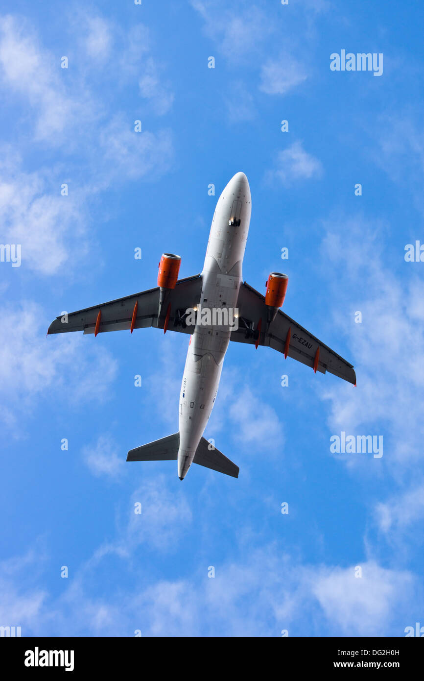 Unter Mitnahme von einem Passagier-Jet im Flug Stockfoto