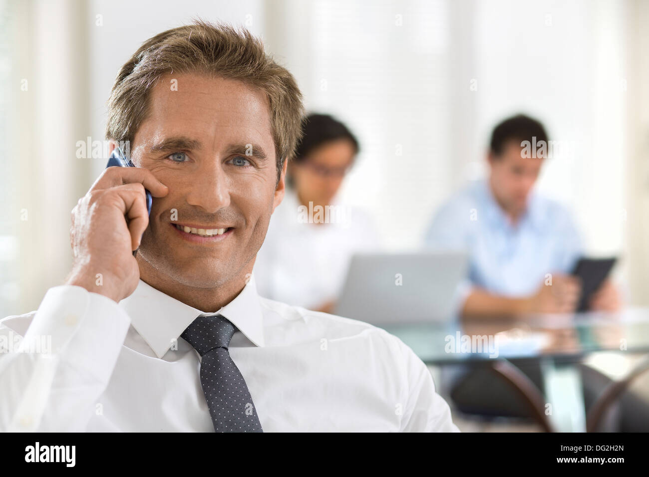 Schreibtisch im Büro männlichen Handy-Kamera auf der Suche Stockfoto