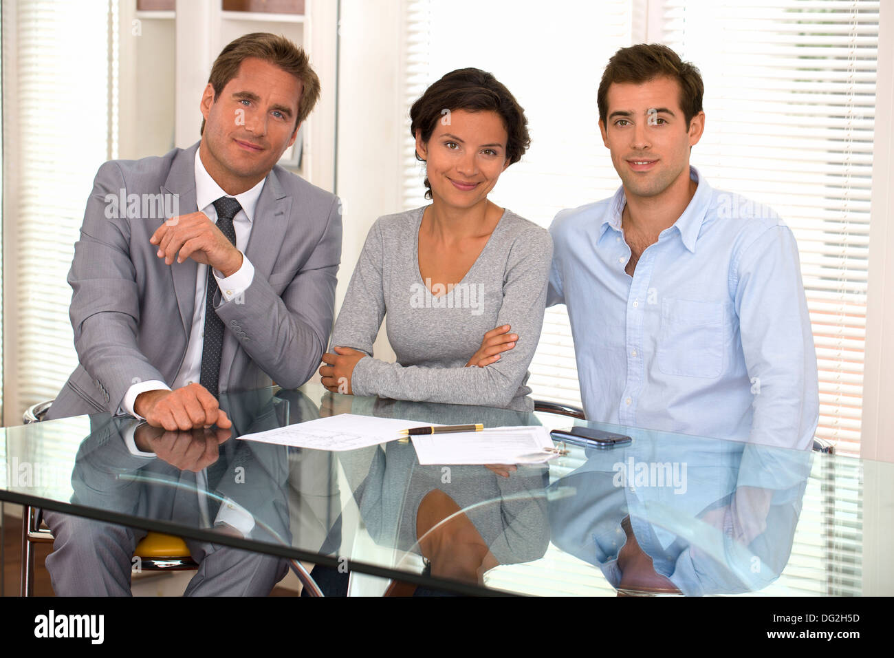 Frau Mann Geschäftsmann indoor Schreibtisch Vertrag Stockfoto