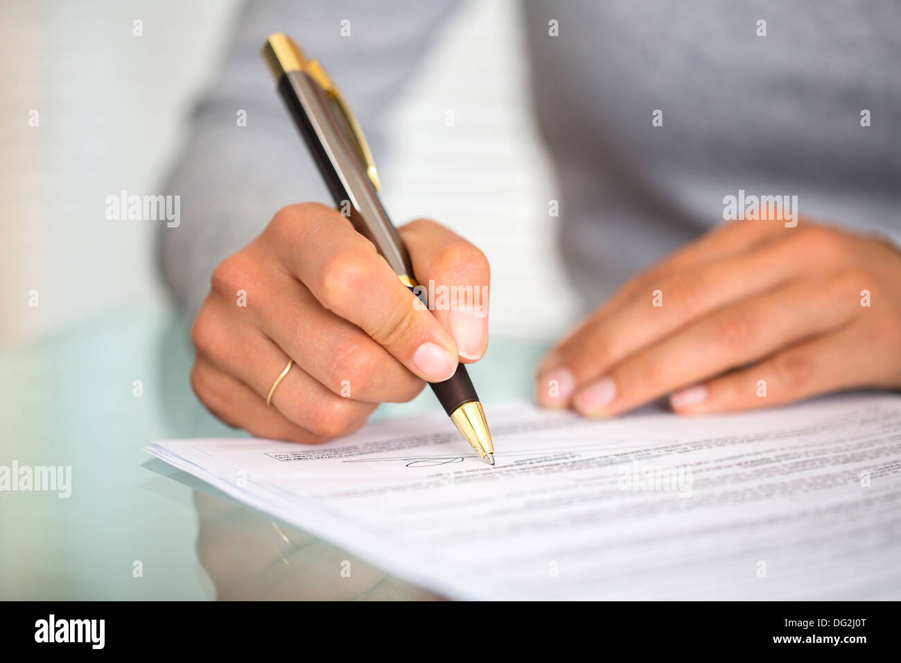 Geschäftsfrau weiblichen Finger Hände Papier Stift Stockfoto