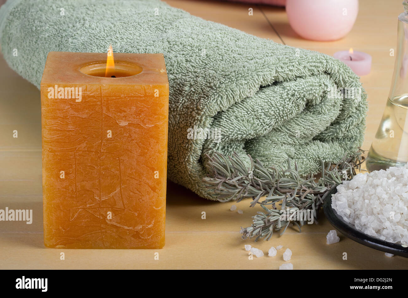 Aromatische Spa set mit Meer-Salz und farbigen Kerzen. Stockfoto