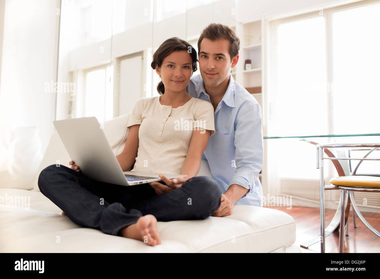 Frau Mann Laptop indoor Wohnzimmer Liebhaber, Kamera suchen Stockfoto