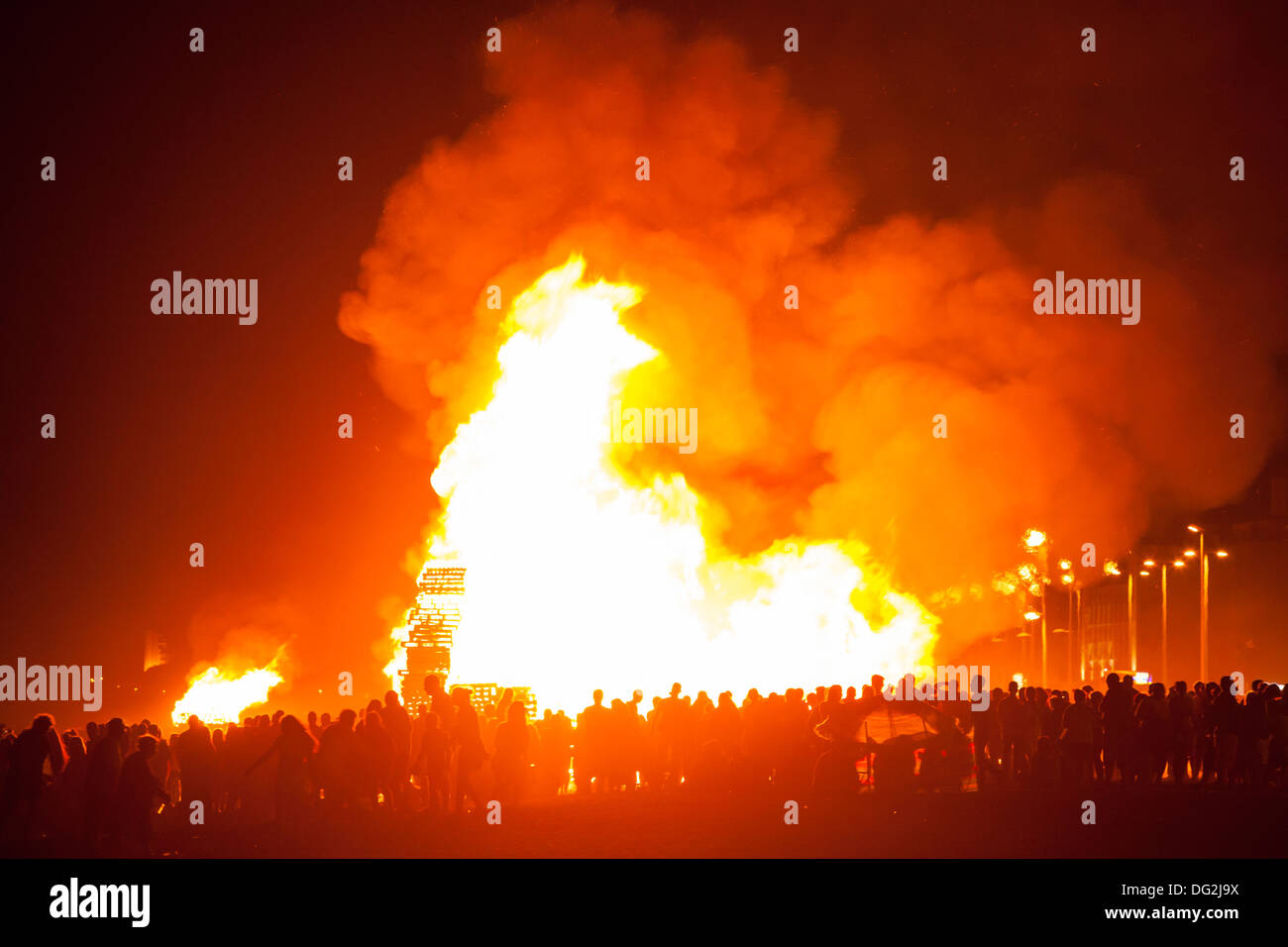 Die Feuer des Heiligen Johannes in Spanien. Die traditionelle Mittsommer spanische Feier zu Ehren von San Juan. Stockfoto
