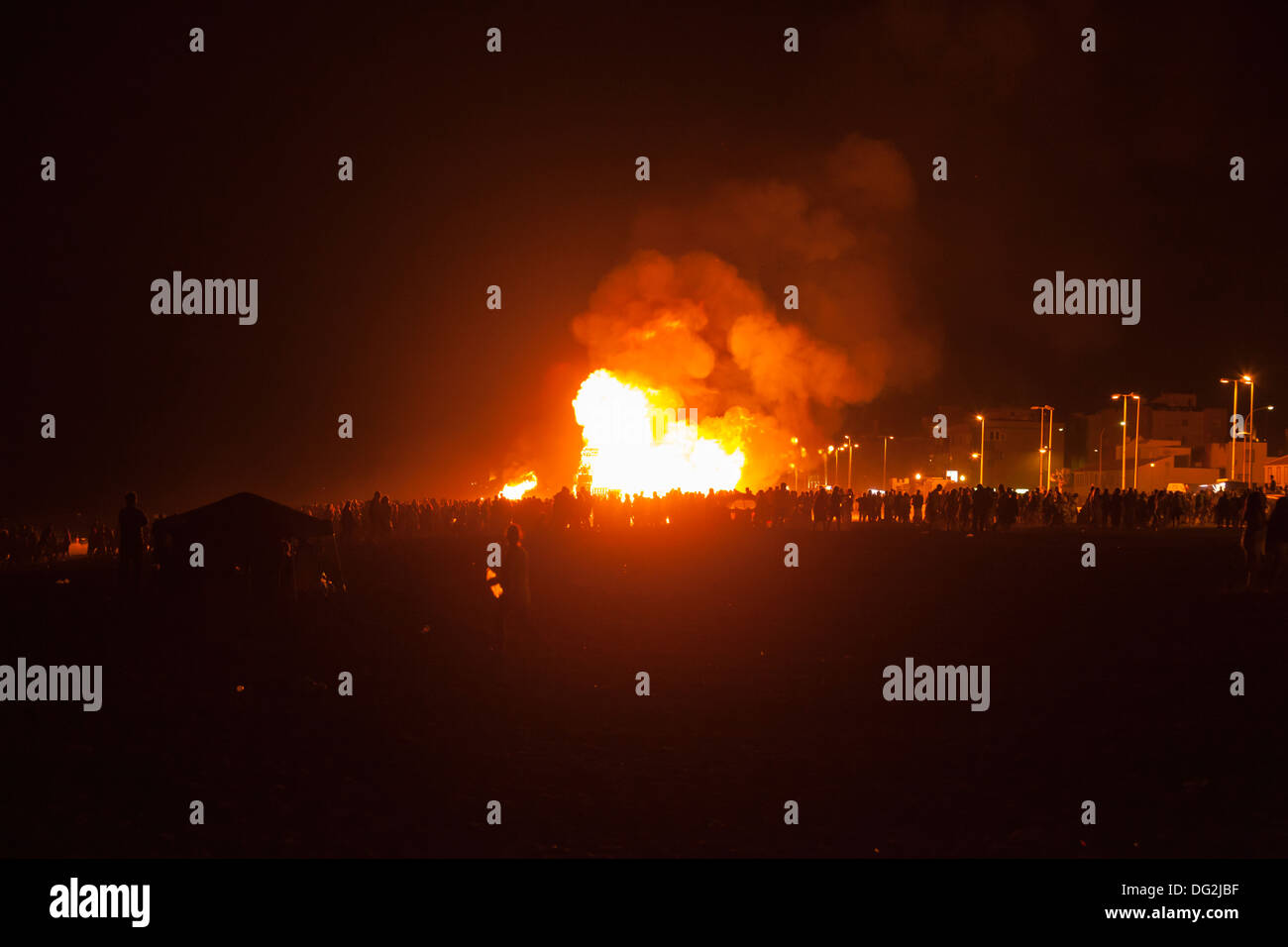 Die Feuer des Heiligen Johannes in Spanien. Die traditionelle Mittsommer spanische Feier zu Ehren von San Juan. Stockfoto