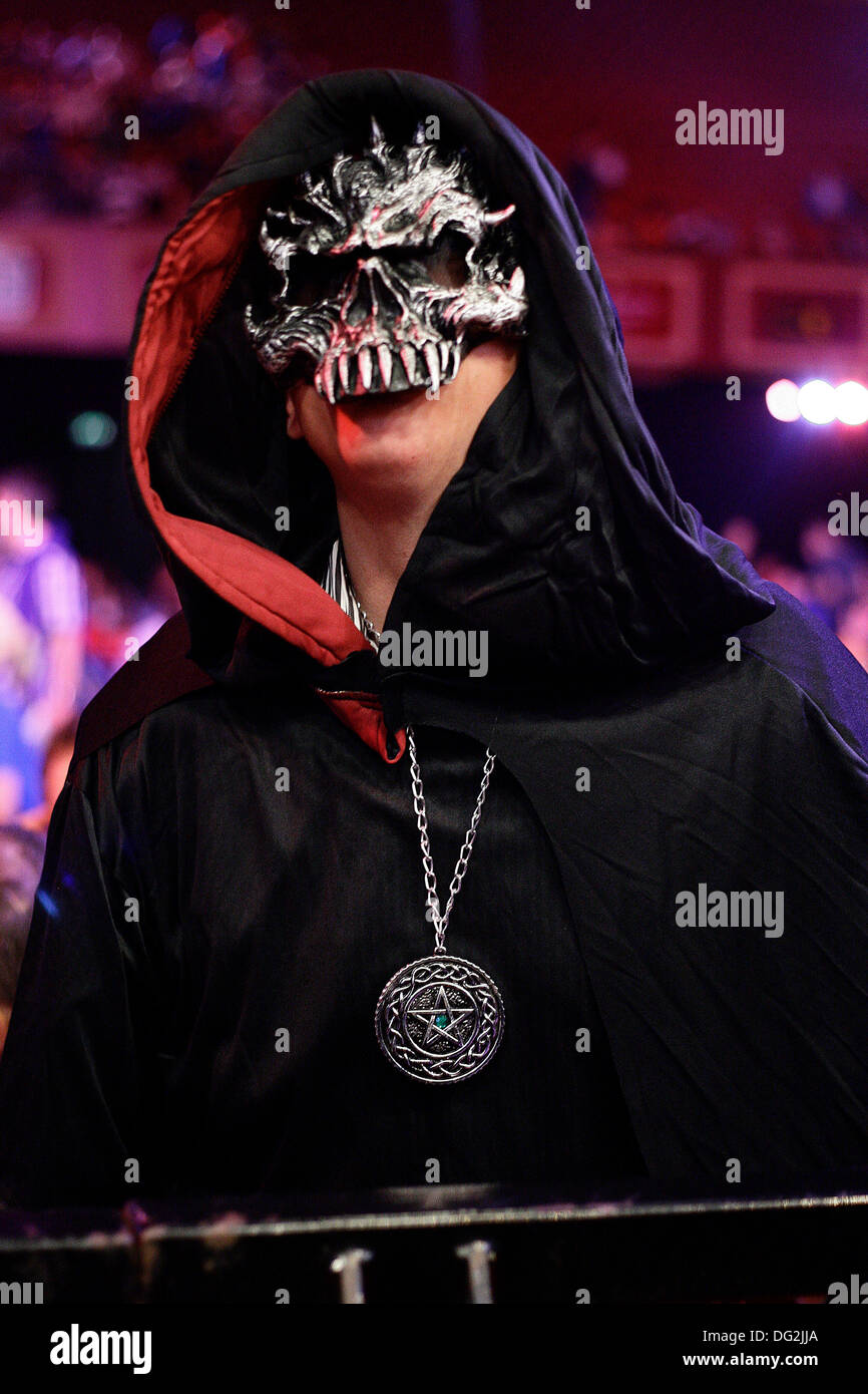 Dublin, Irland. 12. Oktober 2013. PDC Party Poker World Grand Prix Darts - Semi Final Darts Fans im CityWest Hotel, Dublin, Irland Credit: Michael Cullen/Alamy Live News Stockfoto