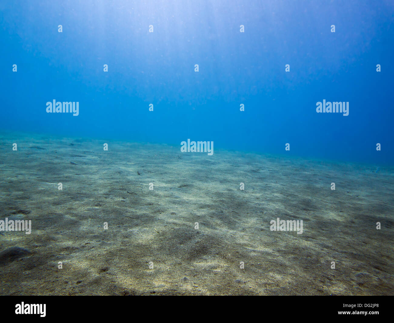Sandy Meeresboden mit blauem Wasser und Sonnenlicht Stockfoto