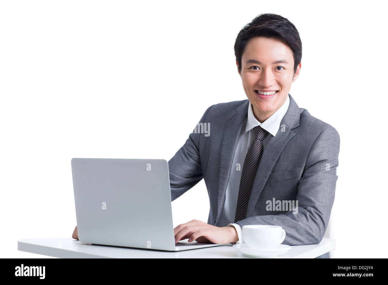 Männliche Büroangestellte arbeiten mit laptop Stockfoto