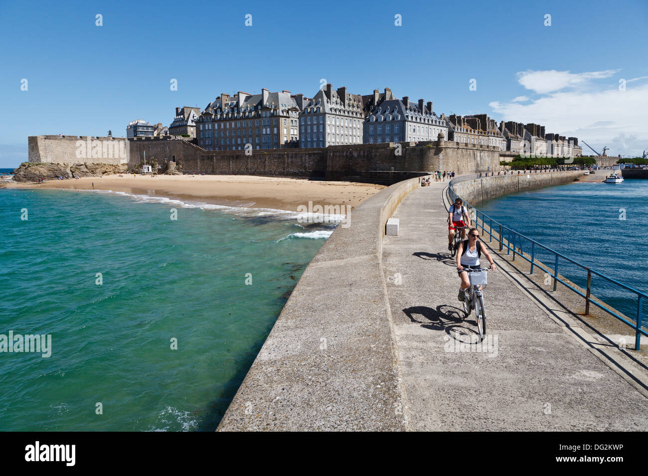 Radfahren auf dem Pier, "Le Mole des Noirs", Saint Malo, Bretagne, Frankreich Stockfoto