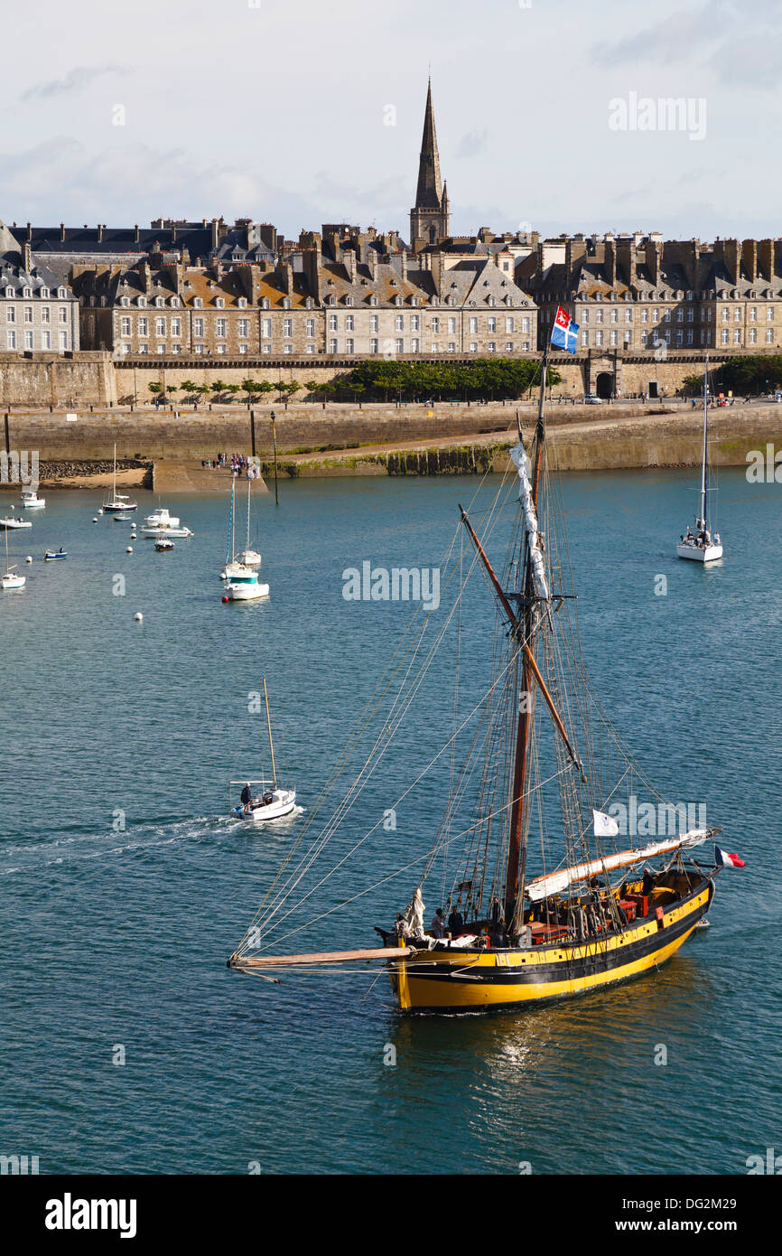 Segelschiff im Hafen von Saint-Malo, Bretagne, Frankreich zu verlassen Stockfoto