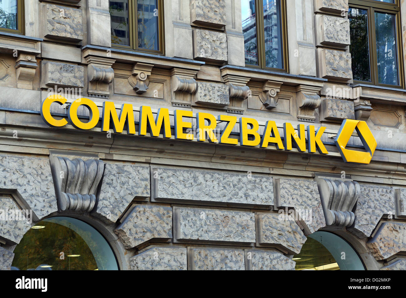 Commerzbank Bank und Logo in Frankfurt Am Main, Deutschland Stockfoto