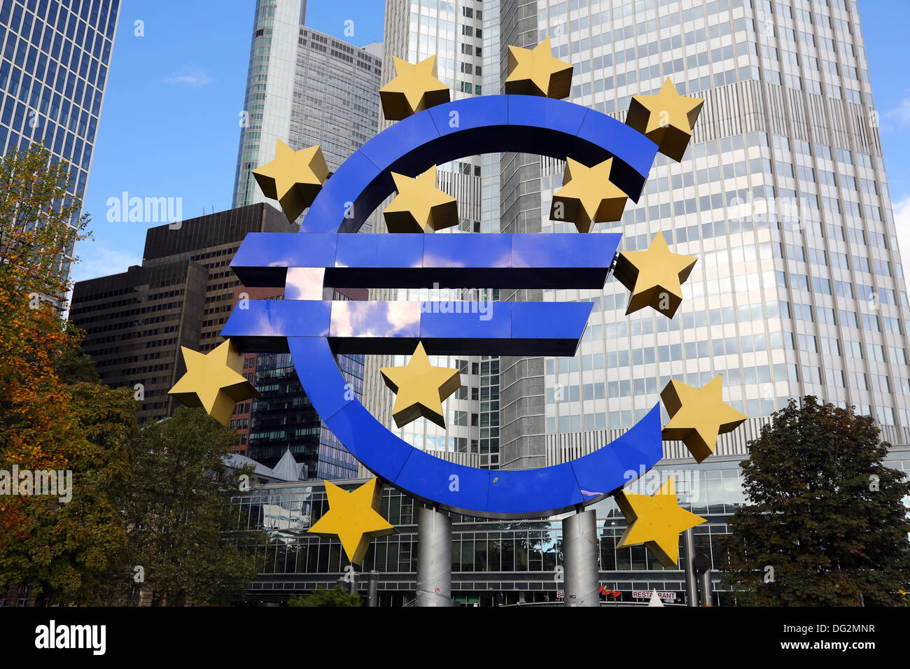 Euro Währungszeichen Statue außerhalb der Europäischen Zentralbank in Frankfurt Am Main, Deutschland Stockfoto