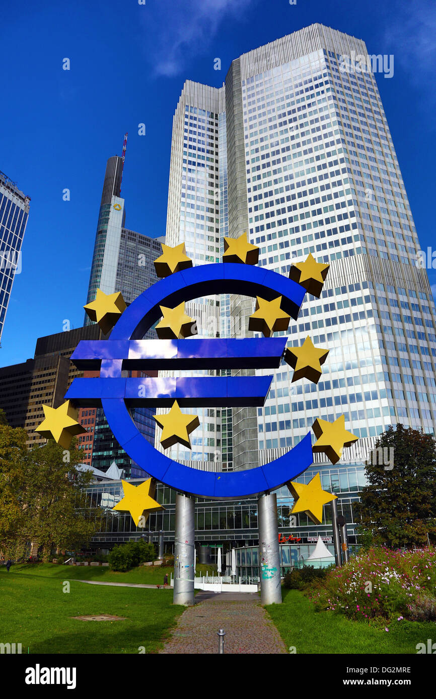 Euro Währungszeichen Statue außerhalb der Europäischen Zentralbank in Frankfurt Am Main, Deutschland Stockfoto