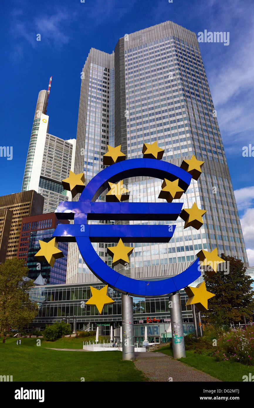 Euro Währungszeichen Statue außerhalb der Europäischen Zentralbank in Frankfurt Am Main, Deutschland Stockfoto