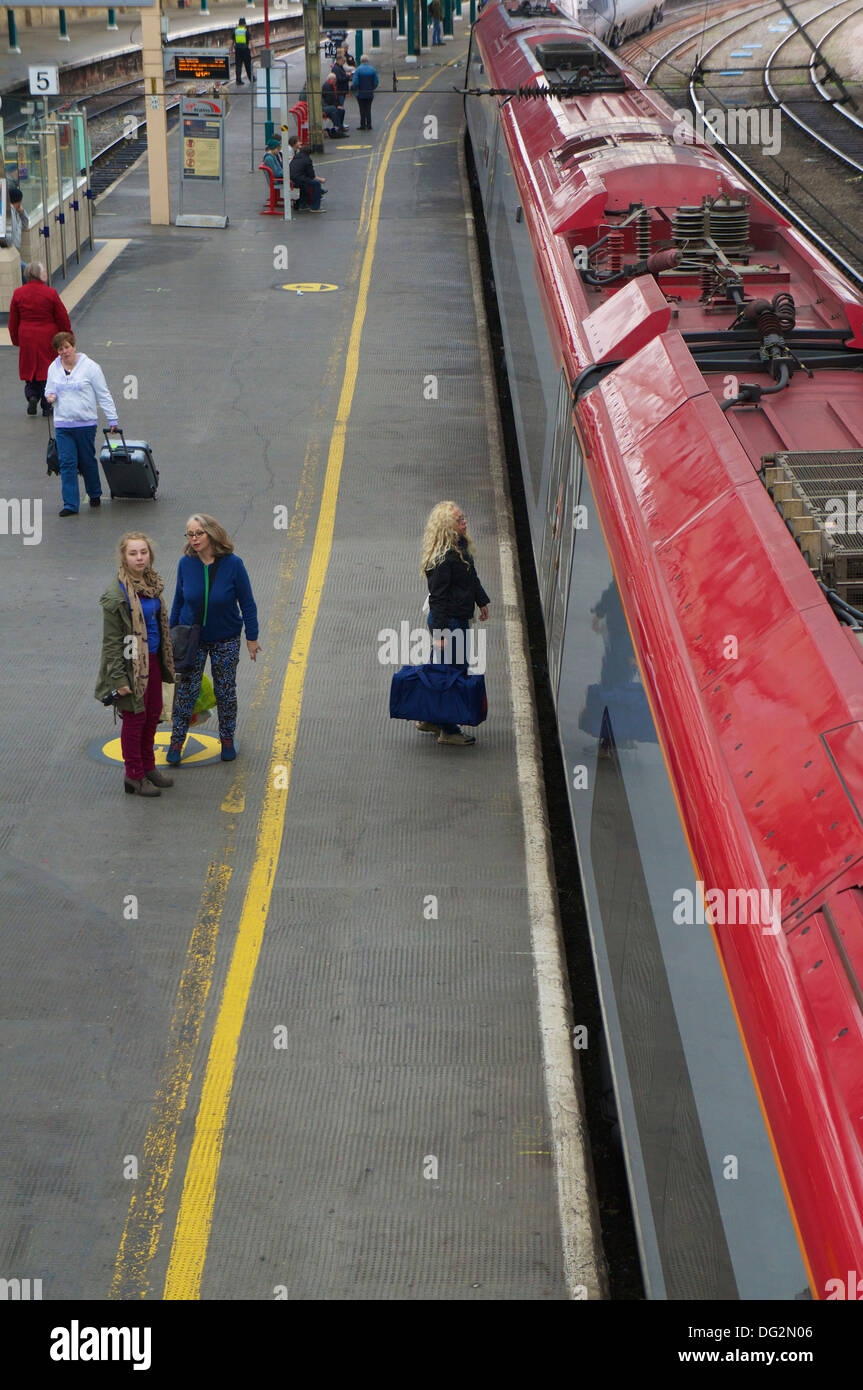 Passagiere, die Einschiffung auf eine Jungfrau Pendolino in Carlisle Railway Station mit einem speziellen Charterzug. Carlisle Cumbria Stockfoto