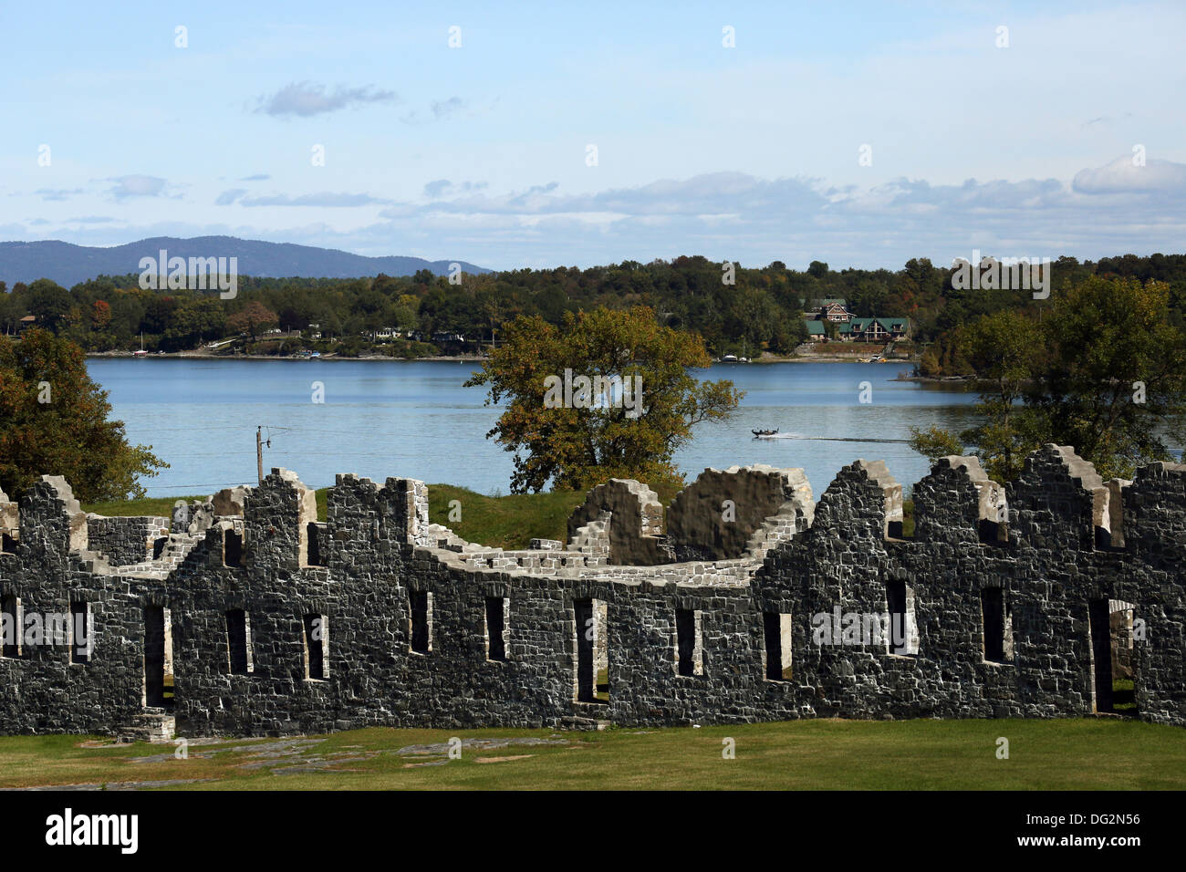 Die Festung in Crown Point mit Lake Champlain Hintergrund. Stockfoto
