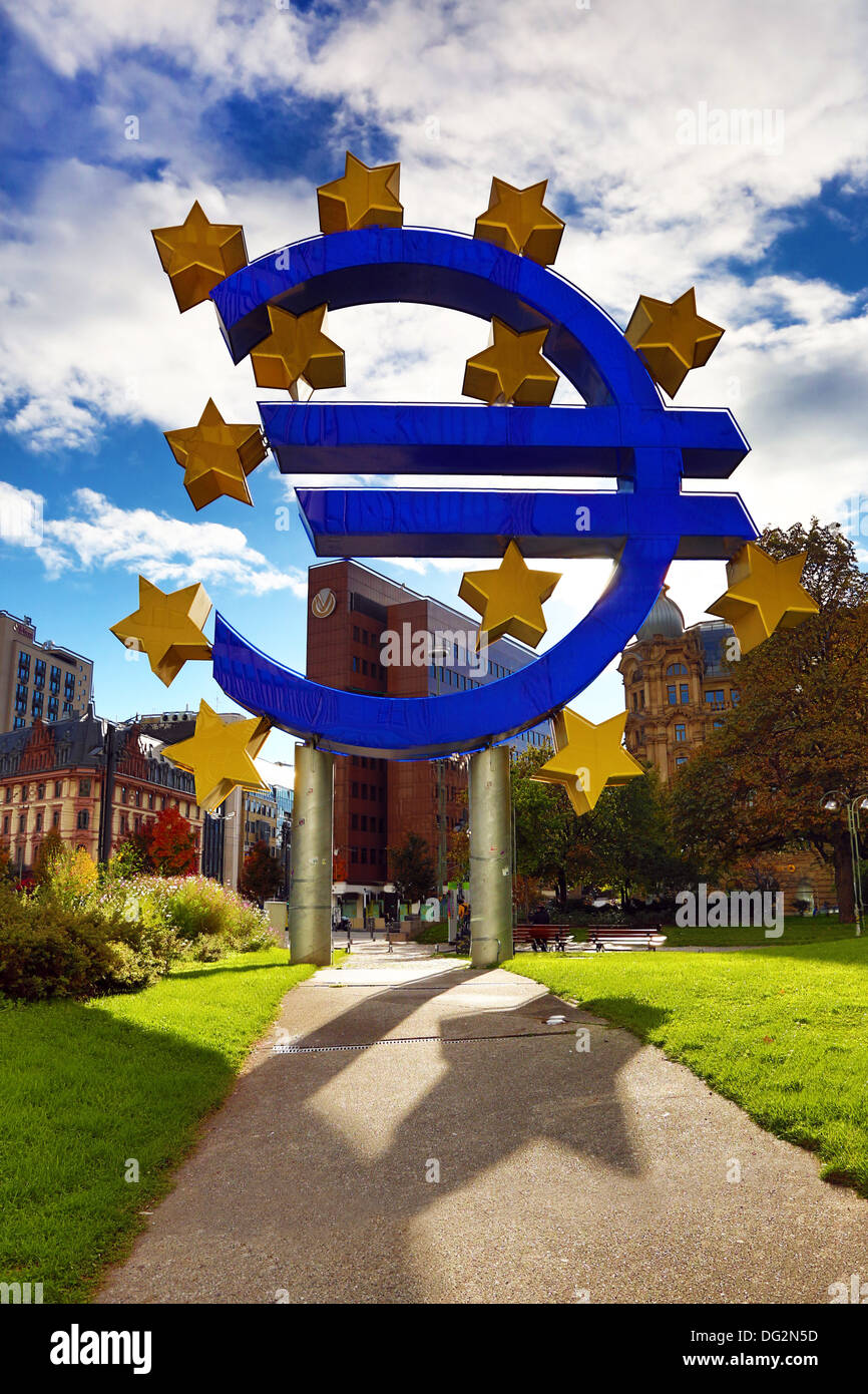 Euro Währungszeichen Statue außerhalb der Europäischen Zentralbank in Frankfurt Am Main, Deutschland Stockfoto