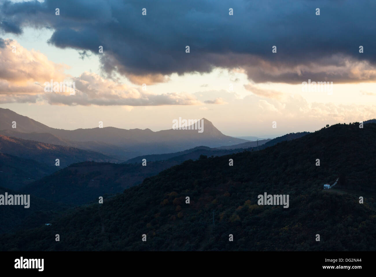 Stürmischer Himmel und Landschaft in Andalusien, Spanien. Stockfoto