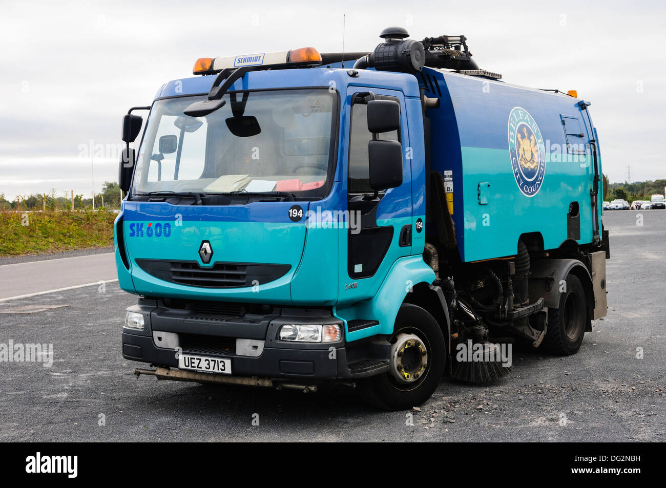 Schmidt SK600 Kehrmaschine auf einem Renault 240 starre Körper im Besitz von Belfast City Council Stockfoto