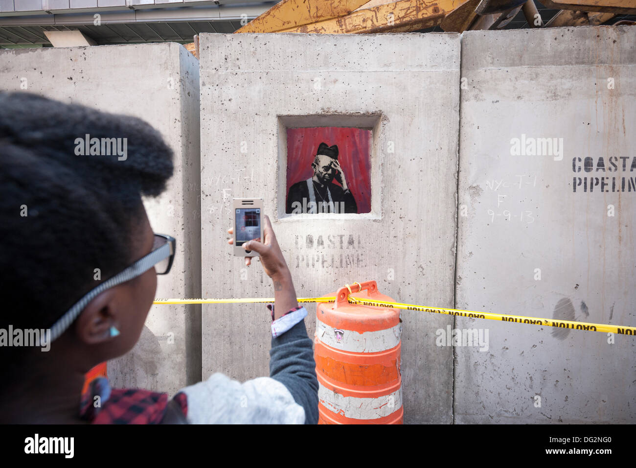 New York, USA. 12. Oktober 2013. Street-Art-Fans strömen in Stadtteil East Village von New York auf Samstag, 12. Oktober 2013, der zwölfte Ausgabe von Banksy-Graffiti-Kunst, "Beton konfessionellen" zu sehen. Die schwer fassbare Streetart-Künstler schafft Werke rund um die Stadt jeden Tag im Laufe des Monats Oktober begleitet durch eine satirische aufgezeichnete Nachricht, die Sie hören können telefonisch unter der Nummer 1-800-656-4271 gefolgt von # und die Anzahl der Kunstwerke.  Bildnachweis: Richard Levine/Alamy Live-Nachrichten Stockfoto