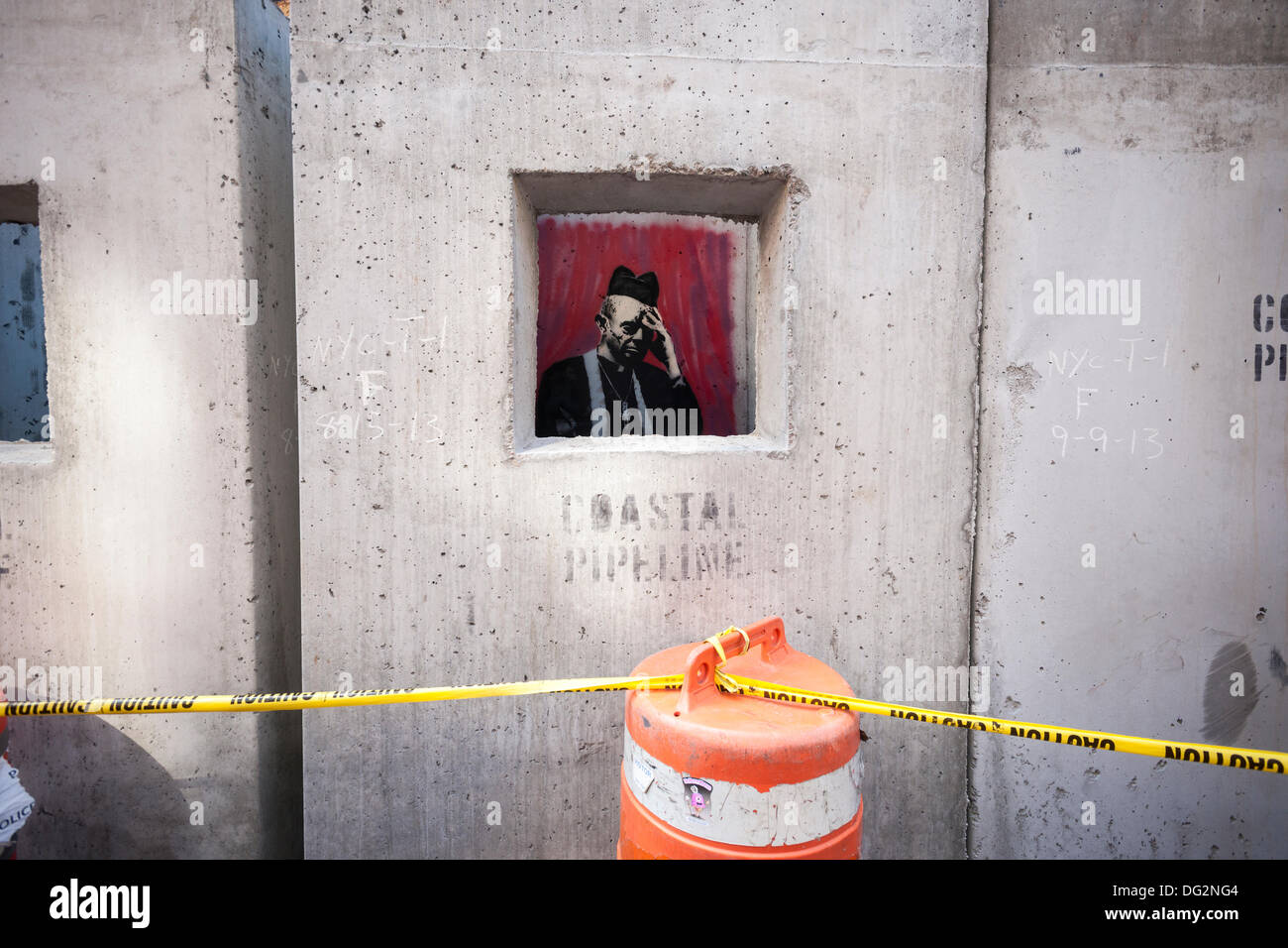 New York, USA. 12. Oktober 2013. Street-Art-Fans strömen in Stadtteil East Village von New York auf Samstag, 12. Oktober 2013, der zwölfte Ausgabe von Banksy-Graffiti-Kunst, "Beton konfessionellen" zu sehen. Die schwer fassbare Streetart-Künstler schafft Werke rund um die Stadt jeden Tag im Laufe des Monats Oktober begleitet durch eine satirische aufgezeichnete Nachricht, die Sie hören können telefonisch unter der Nummer 1-800-656-4271 gefolgt von # und die Anzahl der Kunstwerke. Bildnachweis: Richard Levine/Alamy Live-Nachrichten Stockfoto