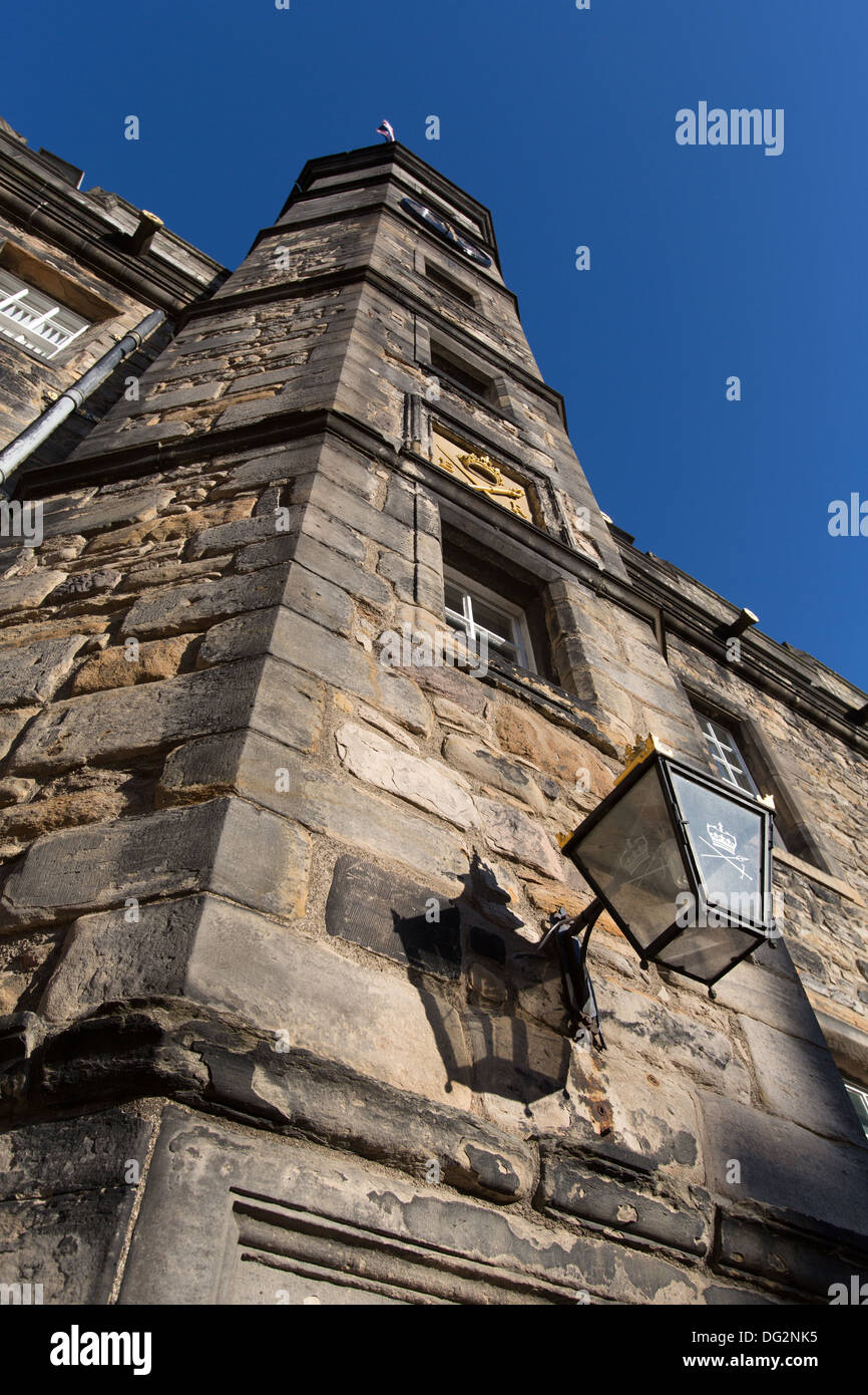 City of Edinburgh, Schottland. Niedrige abgewinkelt, Blick auf die Fassade in der Mitte des 15. Jahrhunderts Königspalast in Edinburgh Castle. Stockfoto