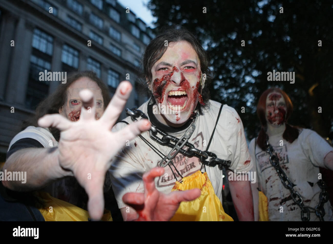 Leicester Square ist während der jährlichen Zombie-Invasion von London zugunsten von St. MungoÕs, Wohltätigkeitsorganisation für Obdachlose mit Zombies befallen. London, UK 12. Oktober 2013 Stockfoto