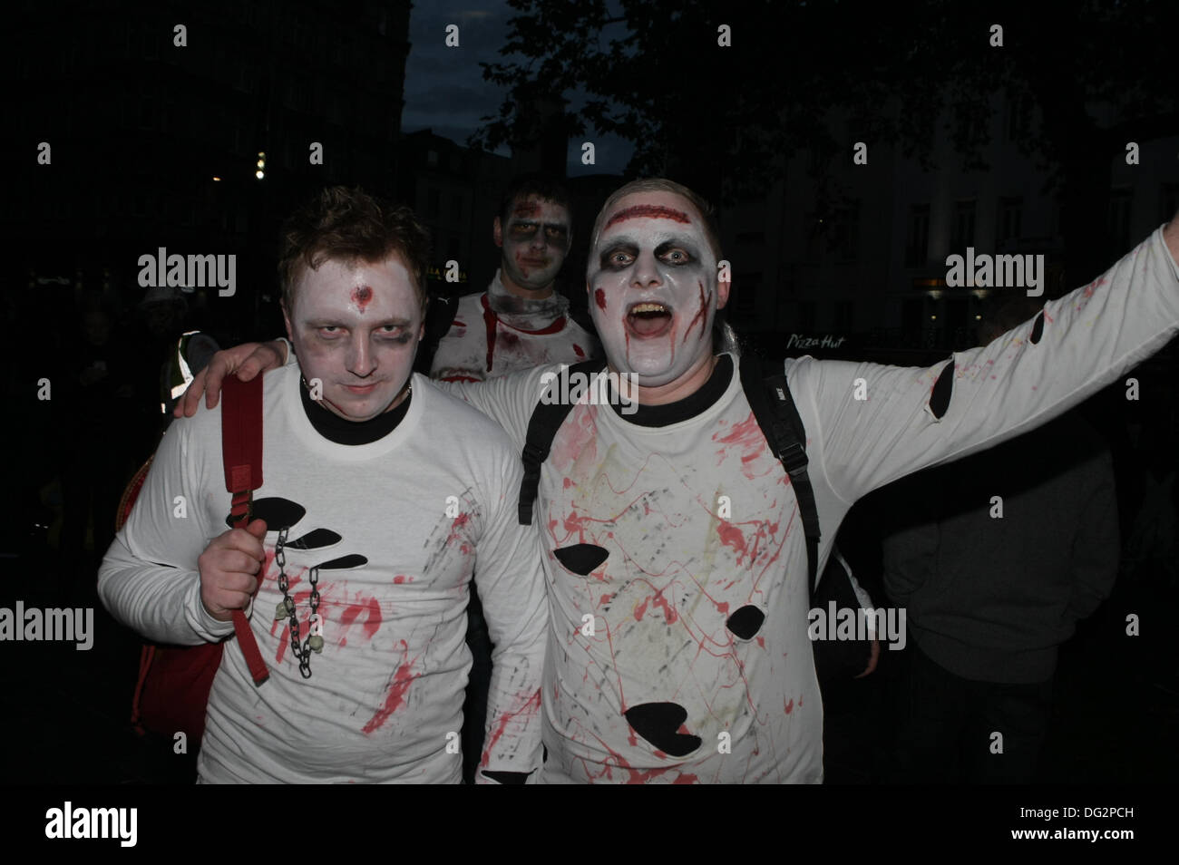 Leicester Square ist während der jährlichen Zombie-Invasion von London zugunsten von St. MungoÕs, Wohltätigkeitsorganisation für Obdachlose mit Zombies befallen. London, UK 12. Oktober 2013 Stockfoto